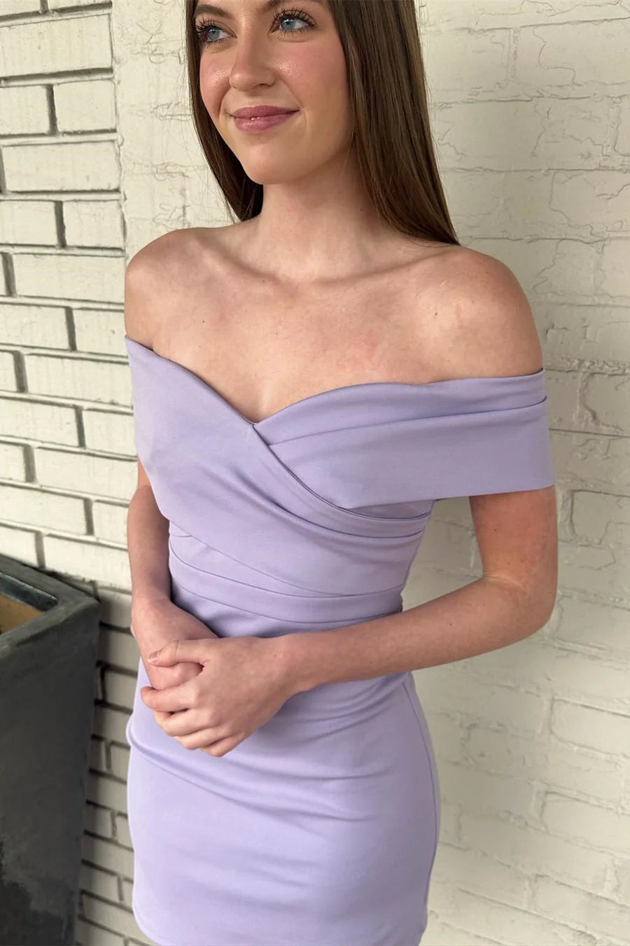 Vestido de fiesta corto ajustado con hombros descubiertos para regreso a casa